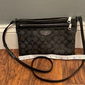 Signature Coach crossbody. Black/gray